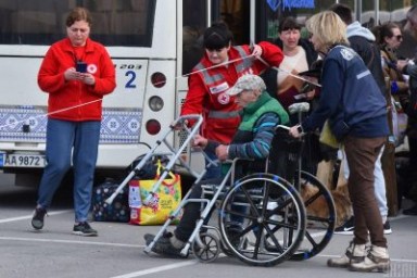 З міст на Донеччині евакуюють людей з інвалідністю