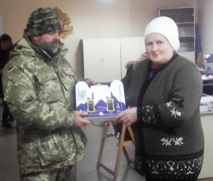 В Лисичанске Луганской области партийцы «БПП Солидарность» подарили военным портативную радиостанцию