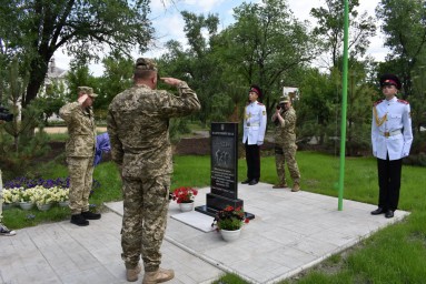 В Северодонецке на территории военного госпиталя поставили памятник погибшим медикам