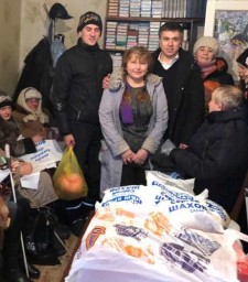 В Лисичанске партийцы «Нашего края» раздают подарки и продукты