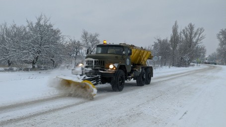 Дорожники Луганщини другий день працюють у цілодобовому режимі