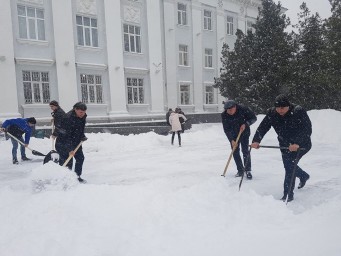 Северодонецк засыпало снегом. Чиновники взялись за лопаты