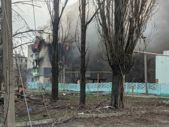 Армія російських окупантів продовжує нещадно гатити по Луганській області: зруйновано безліч будинків, чисельні пожежі.