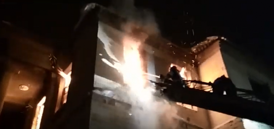 В Лисичанске загорелось здание