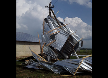 Последствия стихии на Луганщине: сорваны крыши, повалены деревья и обесточены потребители