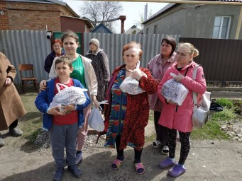На Луганщині місцеві мешканці отримали гуманітарну допомогу